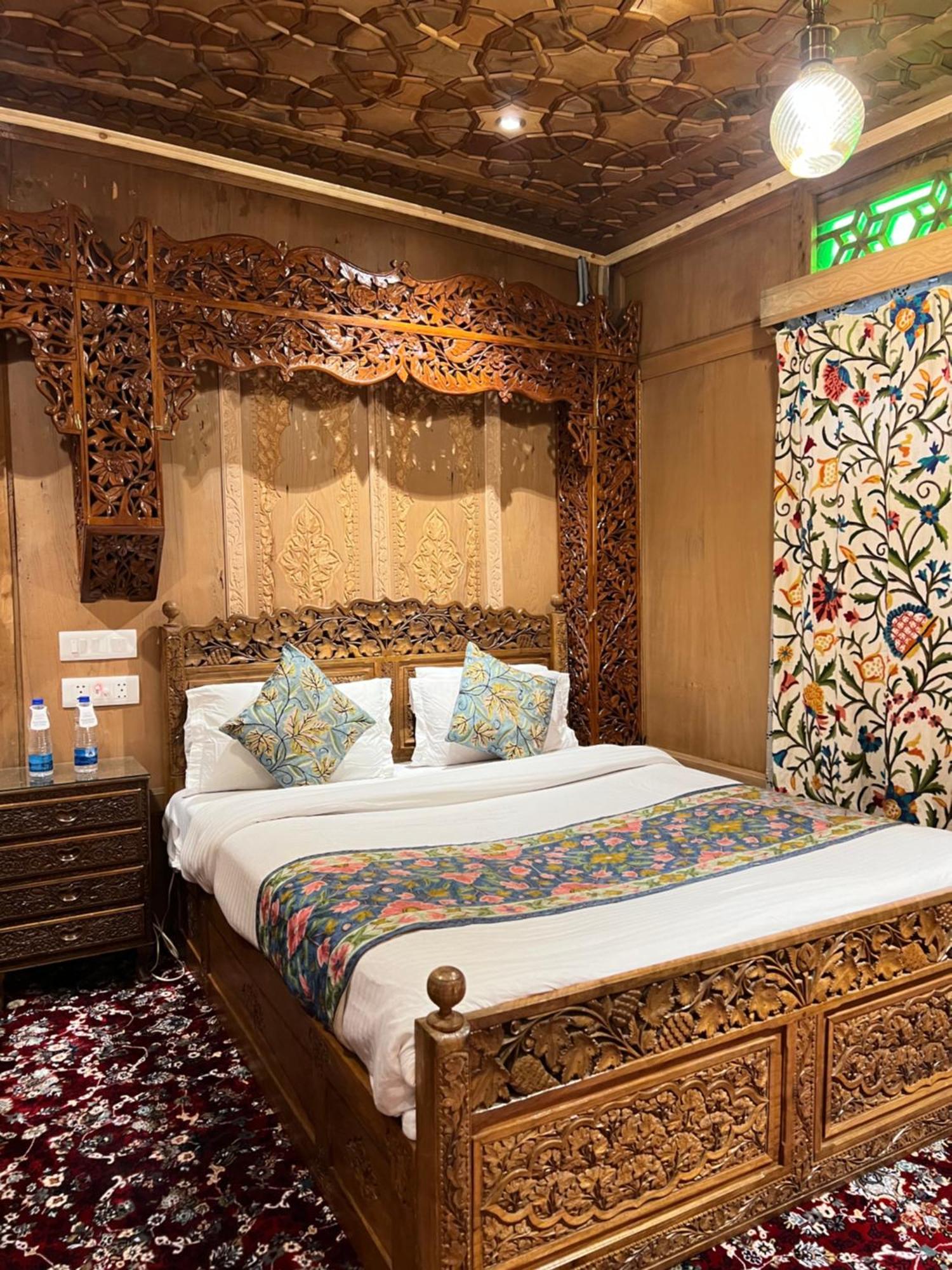 Young Bombay Premium Heritage Houseboat Srīnagar المظهر الخارجي الصورة