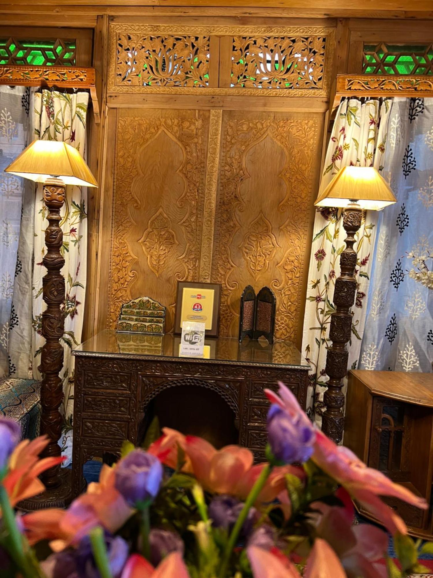 Young Bombay Premium Heritage Houseboat Srīnagar المظهر الخارجي الصورة