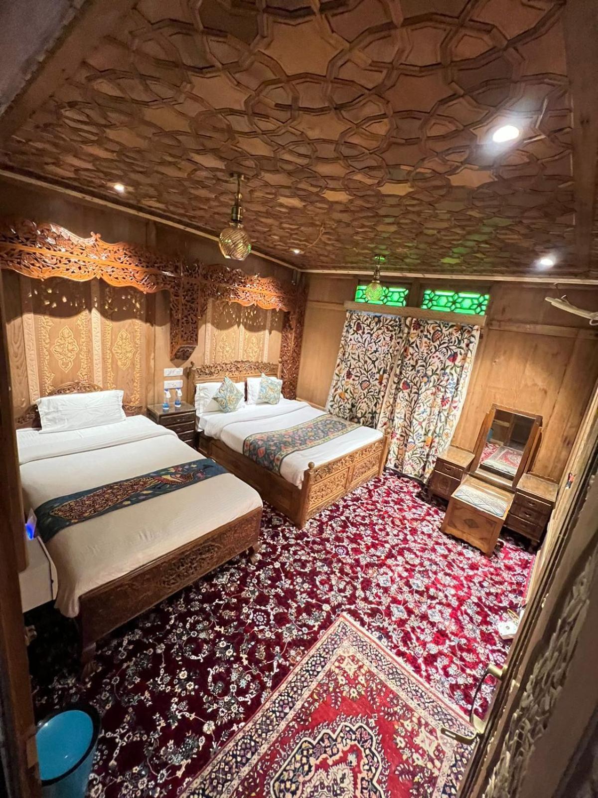 Young Bombay Premium Heritage Houseboat Srīnagar المظهر الخارجي الصورة