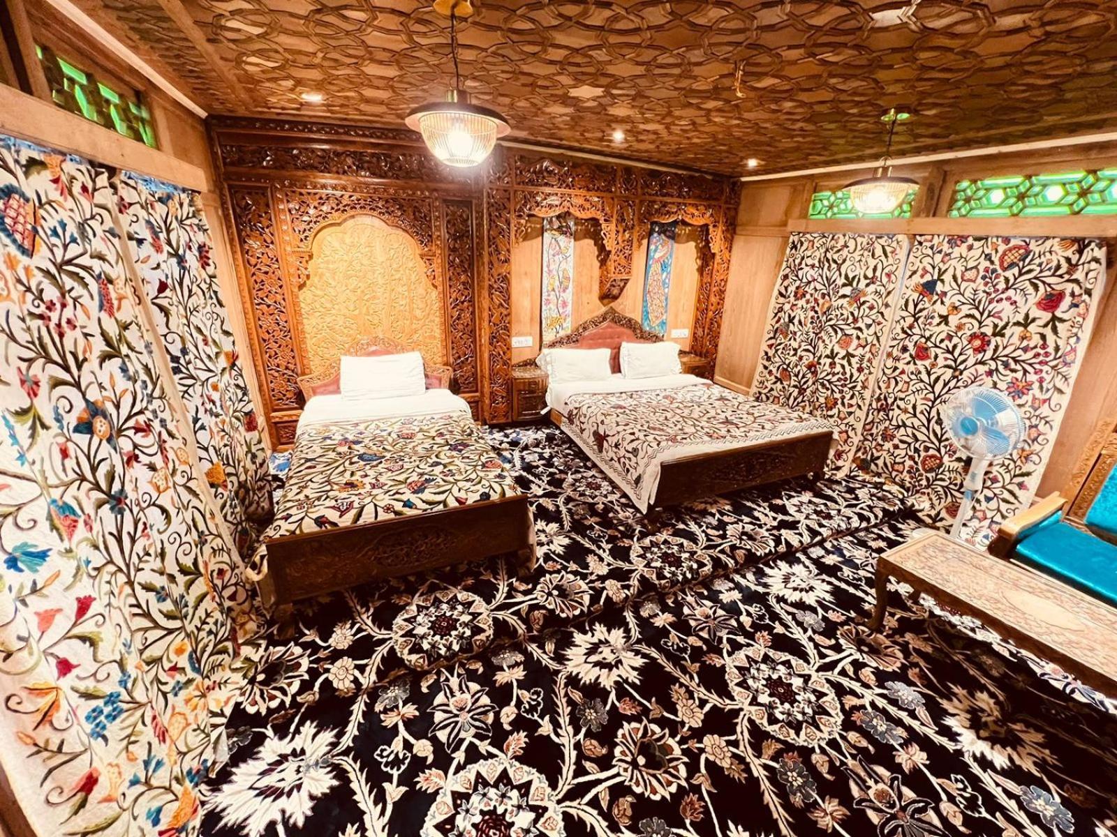 Young Bombay Premium Heritage Houseboat Srīnagar المظهر الخارجي الصورة