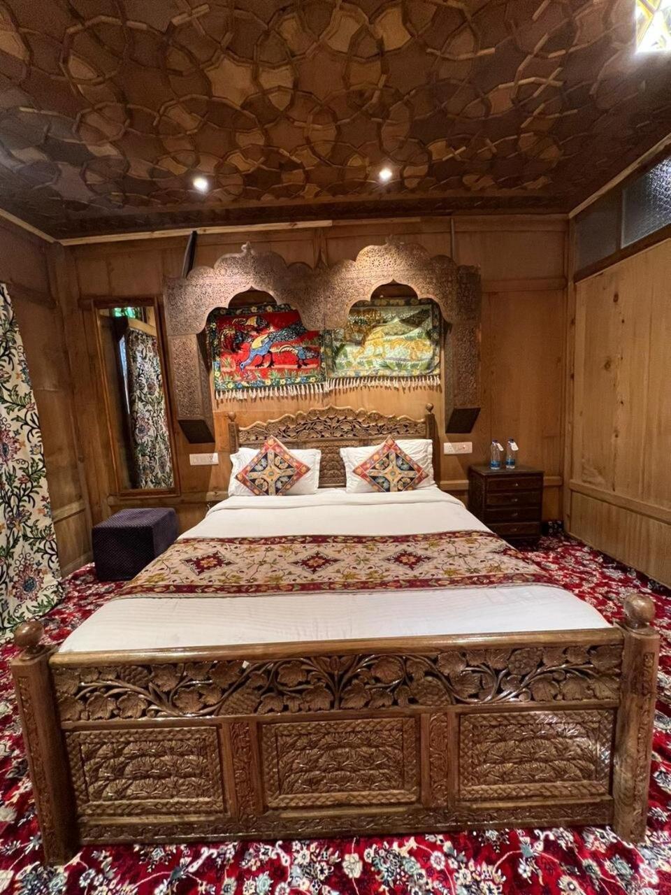 Young Bombay Premium Heritage Houseboat Srīnagar المظهر الخارجي الصورة