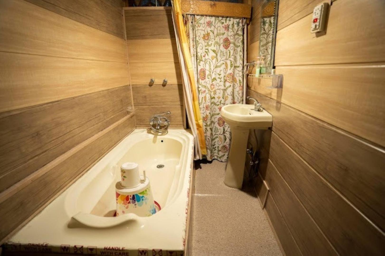 Young Bombay Premium Heritage Houseboat Srīnagar المظهر الخارجي الصورة